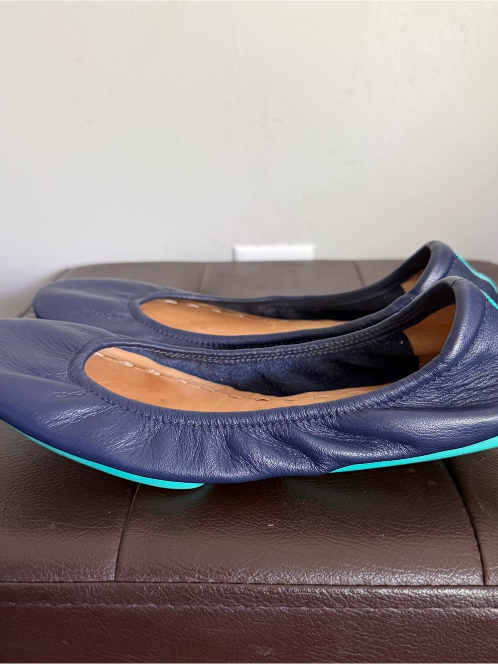Tieks Women’s 7 Flats Navy Blue Ballet Flats with Teal Sole - Picture 4 of 8
